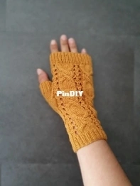 Hazelnut mitts by Romi- Dame La Lata