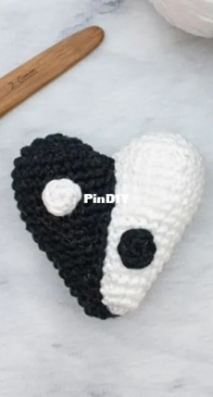 Little Crochet Farm - Ana Carolina Figueiredo - Yin Yang Heart - Free