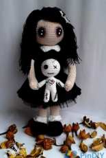 Mientras cuchufleta duerme - Rosana Gonzalez- Gothic Lolita with voodoo doll - Translated - Polish