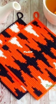 Svetlana Zabelina - Tiger Square Potholders - Russian