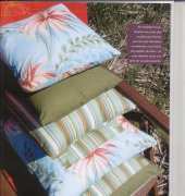 Des Coussins de tout les couleurs by Jean and Valori Wells - French