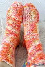 Ruusunnuput Socks by Niina Laitinen -Finnish-Free