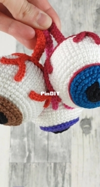 Monster Hook - Anna Carax - Eyeball - Globe Oculaire - English and French