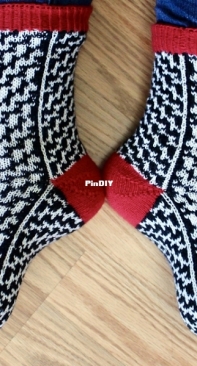 Zöllner Socks by Carolyn Lisle