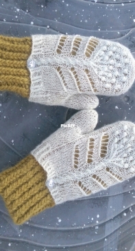Winter Apples Mittens by Kristina Vilimaite