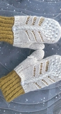Winter Apples Mittens by Kristina Vilimaite