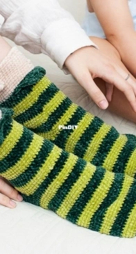 Katia - Gallimelmas e Imaginancias - Melma - Sockirumi - Adult Christmas time Socks - Elf - Multilingual