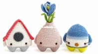 Lalylala - Lydia Tresselt - Four Season Series Birdhouse Bjorn Crocus Bulb Carla Bluetit Titus - casa de passarinho Bjorn   bulbo de flor crocus Carla  pássaro chapim azul Titus - Portuguese