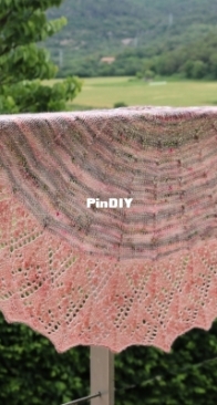 Guiomar Shawl by Cris Dvic