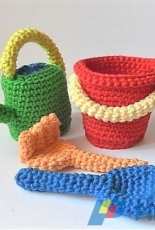 Ami loves gurumi - K. Godinez - Bucket shovel rake and watering can - German -  Free