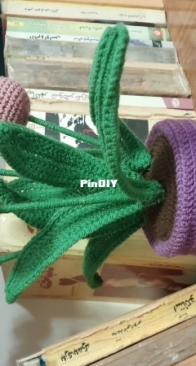 Amigurumi vase and tulips