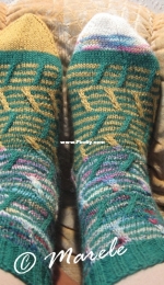 Tanzende Hebemaschen Socken by eifelstern-German-Free
