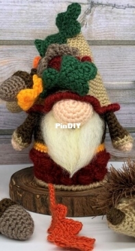 Claudia Ramprecht - Little Gnomes Autumn Oak Leaf and Acorn - Kleine Gnome Herbst Eichenlaub und Eichel - English and German