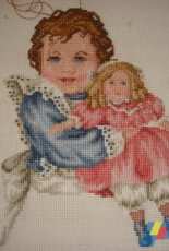 Niña con su muñeca