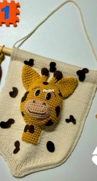 Ateliê Pingouin - Urian Carneiro (uriancarneiro) - Flâmula da Girafa - Giraffe pennant -  Portuguese