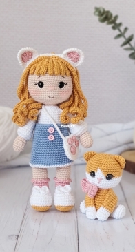 Rachel Crochê - Rachel Muylaert - Mia e Paçoca -  Boneca 24cm Gatinha 9cm - Portuguese