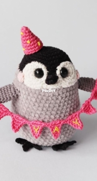 Irene Strange - Festive penguin - Pingüino fiestero - Spanish