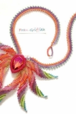 Estoy buscando este patrón de cuentas, el diseñador es Fran griffit Y el collar se llama pohenix
