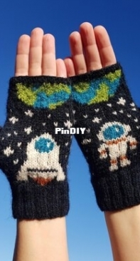 Astronaut Dream Mitts by Kuki Knits