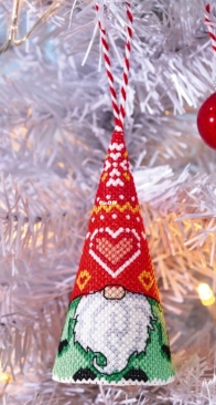 Gnome Decoration by Heather Nugent from The World of Cross Stitching 353 PCS + XSD