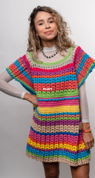 Marie Castro - Vestido e Blusa colorida (com gráficos) - Portuguese