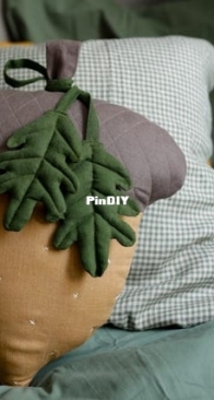 EFI Little Things _ acorn padded cushion with oak leaves sewing pattern _ English