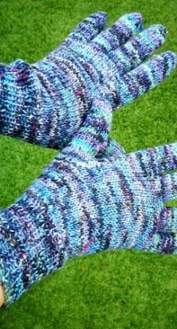 Gairloch gloves by Linda Moorhouse-Free