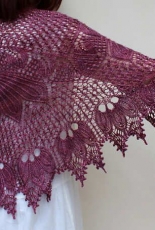 QD-Quadratische Decke Shawl by by Hayley Tsang Sather
