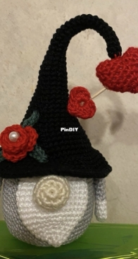 Gnome with heart and arrow