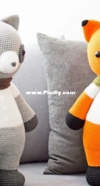 Bunnies And Yarn - Michelle Alvarez - Maurizio The Big Fox and Fabrizio The Big Raccoon