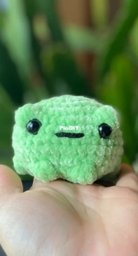 Yarnaholic Sewciopath - Yaderin Crimin - No Sew Squeaky Sand Frog