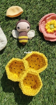 Bee cycle - pattern by Lydia Tresselt - Lalylala