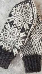 Påskerose Mittens by Jørgen Johnsen-Norwegian-Free
