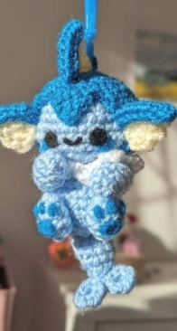 Tiny Clove - Bee / Chloe Gardiner - Vaporeon