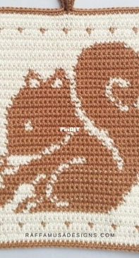 Raffamusa Designs - Raffaella Tassoni - Tapestry Crochet Squirrel Potholder