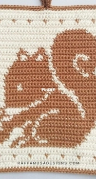 Raffamusa Designs - Raffaella Tassoni - Tapestry Crochet Squirrel Potholder