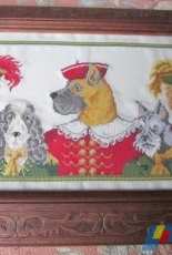 Perros vestidos de época.
