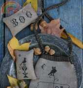 Stacy Nash Primitives - Blackwork Treat Bag & Pinkeeps