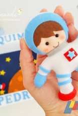 Mimos da Amanda - Menino Astronauta / Astronaut Boy Felt Pattern - Portuguese - Free