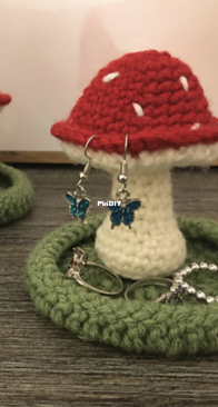 The Bumbling Busy Bee - Elizabeth Goddard - Mushroom Jewelry Holder