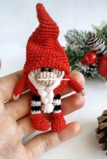 Crochet Pattern By Lily - moi prelesti - Liliya Sharipova - Christmas Gnome Brooch - Russian