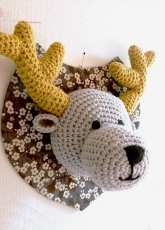 Anisbee - Crochet deer trophy - French - Free