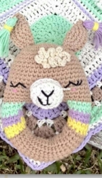 Bhindi crochet -  Celeste Ronzano - Rattle little llama - Sonajero llamita - Spanish