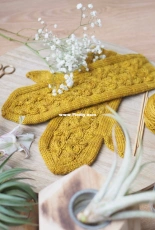 Best Friends Mitts by Lucía Ruiz de Aguirre - Spanish & English