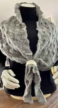 Shark Fins Shawl by Nureeni Lem - English, German - Free
