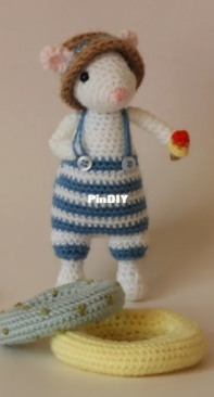LittleBrambleCrochet- Pip the Summer Mouse