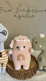 Azulie Croche - Viviane Larangeiras -  Azulie Jurassic Threesome - Trio Jurássico Azulie - Portuguese