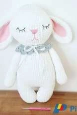 Amalou Designs- Marielle Maag - Mia the little bunny - Spanish - Translated
