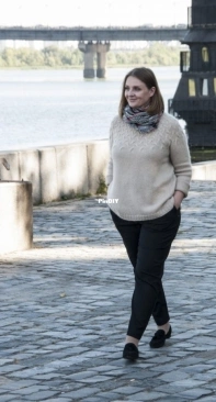 Easy Cables Round Yoke Sweater for Ladies by Tanya Mulokas (Knitterra) - Russian