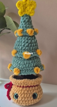 Yarnsmiths - Eden Crochets - Eden Elizabeth - Christmas Tree - Free